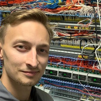 Роман Федоренко на фоне шкафа с проводкой